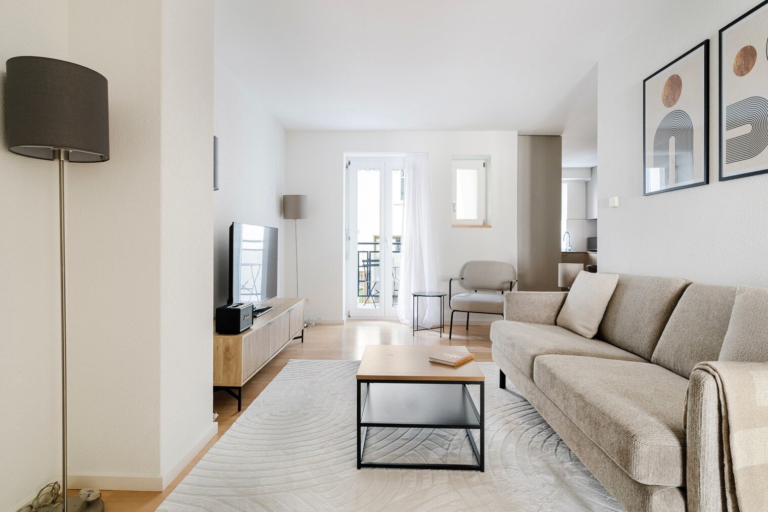 Een televisie en een stereo