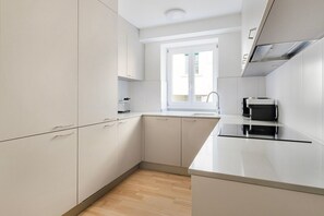Fridge, microwave, oven, stovetop - Blueground | Seefeld, balcony, nr Lake Zurich (Zurich)