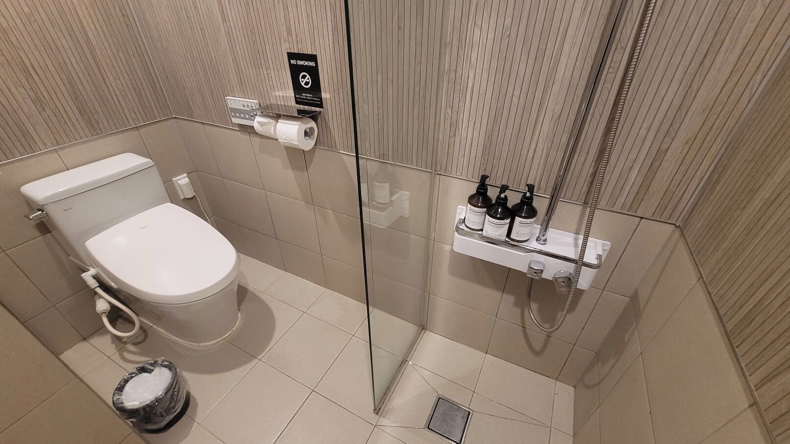 标准房, 城市景观 | 浴室