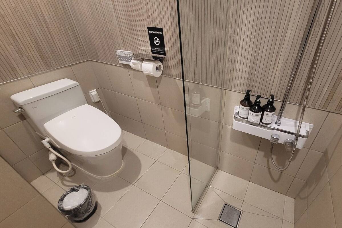 Standard Room, City View | Bathroom