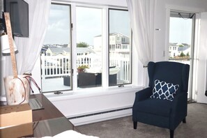 TV - Spacious Waterfront Vacation Home, 4 Bedrooms, Sleeps 12 (Little Egg Harbor Township)