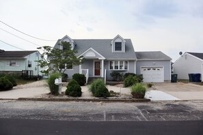 Exterior - Spacious Waterfront Vacation Home, 4 Bedrooms, Sleeps 12 (Little Egg Harbor Township)