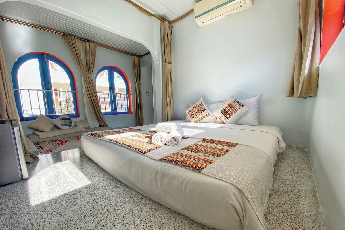 Phòng 4 có thiết kế đặc trưng, ban công, quang cảnh núi | Truy cập Internet không dây miễn phí, bộ trải giường