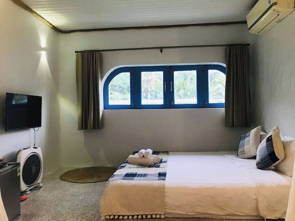 Free WiFi, bed sheets