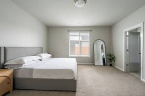 Iron/ironing board, WiFi, bed sheets - Cozy Modern Home! (Vancouver)