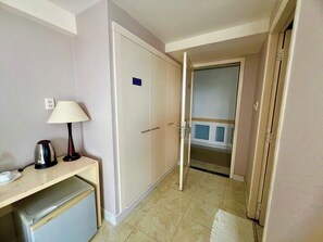 Habitación cuádruple superior | Escritorio, espacio para trabajar con laptop y wifi gratis 