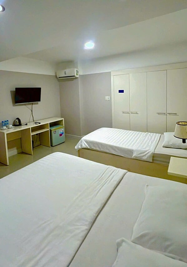 Habitación cuádruple superior | Escritorio, espacio para trabajar con laptop y wifi gratis 