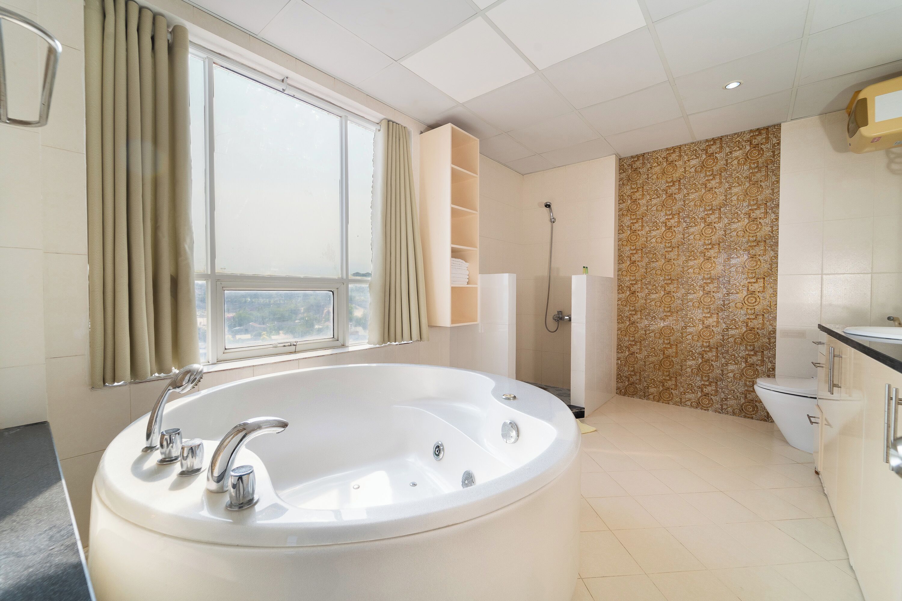 Familie suite | Badkamer | Een bad/douchecombinatie, gratis toiletartikelen, handdoeken, zeep