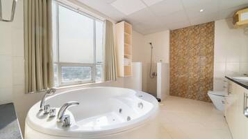 Familie suite | Badkamer | Een bad/douchecombinatie, gratis toiletartikelen, handdoeken, zeep