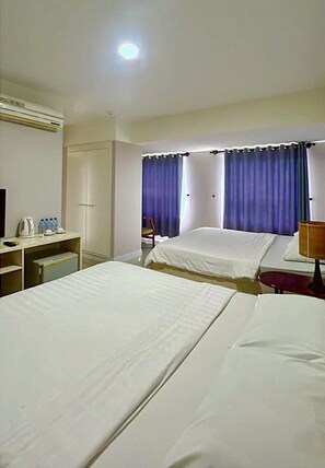 Quadrupla Superior | Una scrivania, postazione laptop, Wi-Fi gratuito