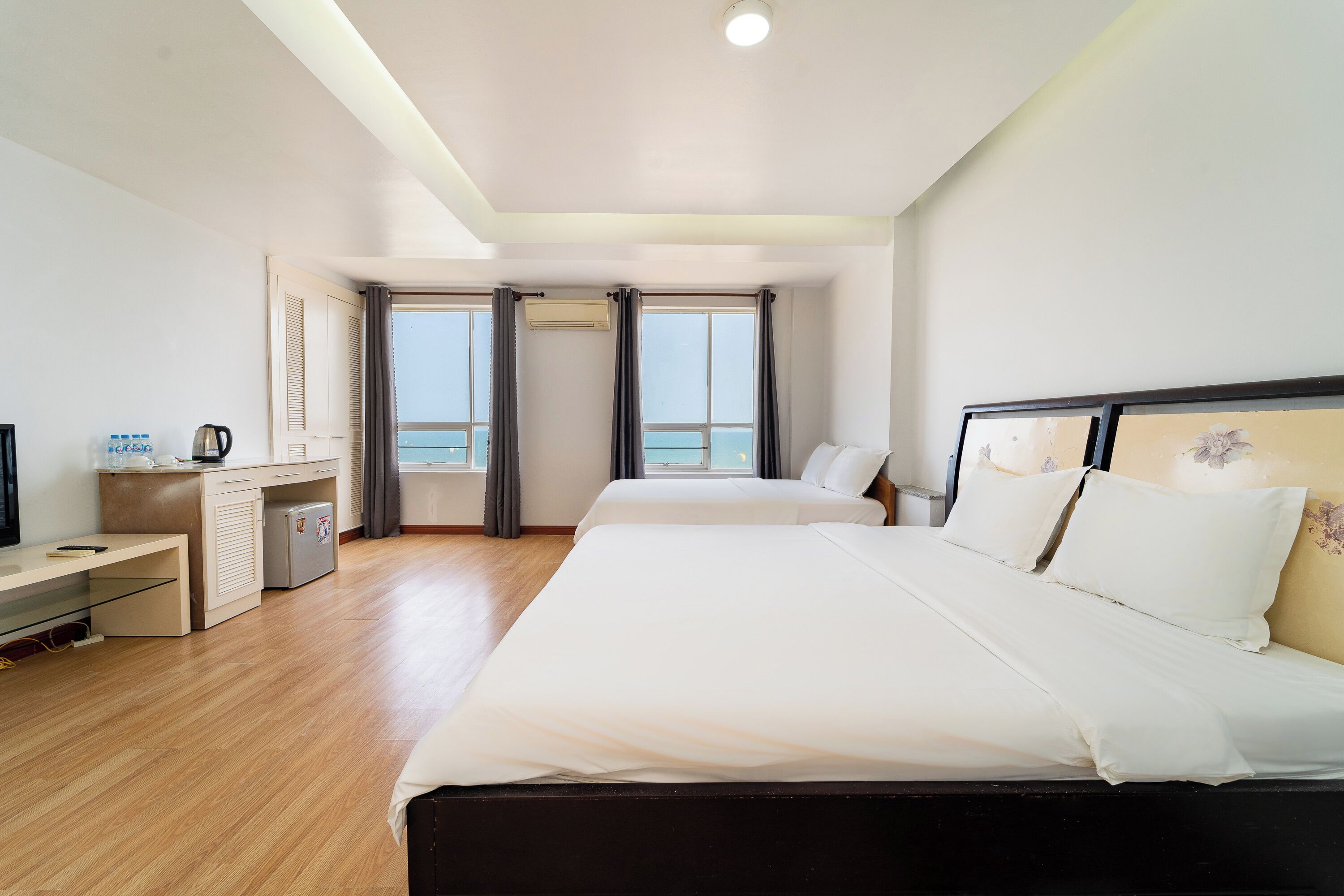 Desk, laptop workspace, free WiFi