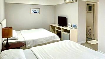 Superior Quadruple Room | Desk, laptop workspace, free WiFi