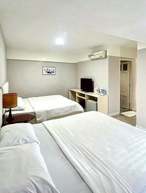 Habitación cuádruple superior | Escritorio, espacio para trabajar con laptop y wifi gratis 