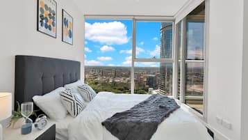 Desk, iron/ironing board, WiFi, bed sheets