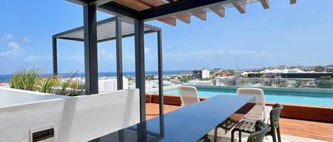 Una piscina al aire libre