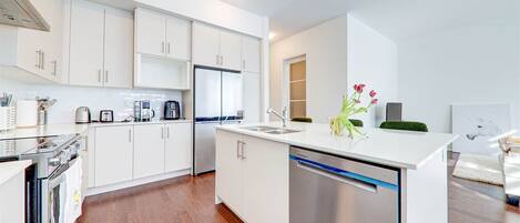 Refrigerador, microondas, horno, placa de cocina