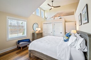 Desk, iron/ironing board, free WiFi, bed sheets - Fairwood Cottage- Peaceful Charlottesville Getaway (Charlottesville)