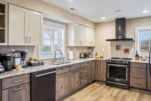 Refrigerador, microondas, horno y parrilla de estufa 