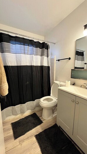 Hair dryer, towels, soap, toilet paper - Only 5 min to ASU! (Tempe)