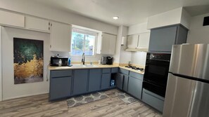 冰箱、微波炉、烤箱、炉灶