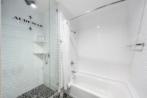Bathroom - Spacious 1700 sqft New York-Style Suite (Los Angeles)
