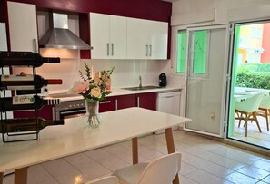 Fridge, microwave, oven, dishwasher - Apartment for 4 people, 900 m from the beach, Wi-Fi (Verger (el))