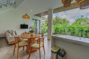 Vila Keluarga, 3 kamar tidur, kolam renang pribadi, pemandangan kolam renang | Ruang makan