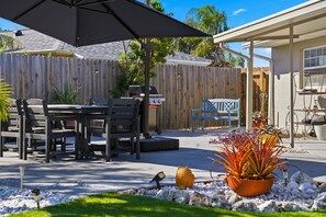 Outdoor dining - ⚓Private Heated Pool & Minutes to Anna Maria Island!⚓ (Bradenton)