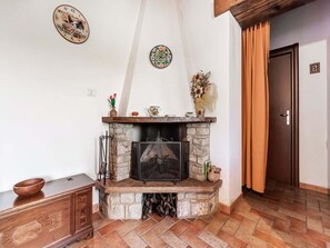 Room - Vibrant Cottage Near Lake In Bomba (Bomba)