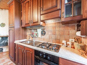 Room - Vibrant Cottage Near Lake In Bomba (Bomba)