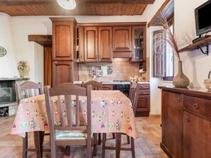 Restaurant - Vibrant Cottage Near Lake In Bomba (Bomba)