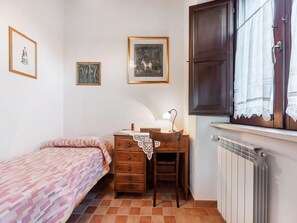 Room - Vibrant Cottage Near Lake In Bomba (Bomba)