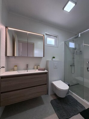 Shower, hair dryer - Villa Tranquila Orcuya-3bdr-2 baths with pool-nature experience (santa cruz)