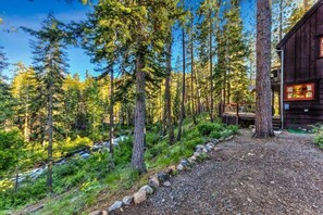 Property grounds - Creekside Old Tahoe style meets modern cozy Zen Den (Tahoe City)
