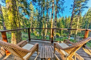 Terrace/patio - Creekside Old Tahoe style meets modern cozy Zen Den (Tahoe City)