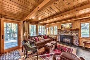 TV, fireplace - Creekside Old Tahoe style meets modern cozy Zen Den (Tahoe City)