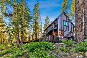 Exterior - Creekside Old Tahoe style meets modern cozy Zen Den (Tahoe City)