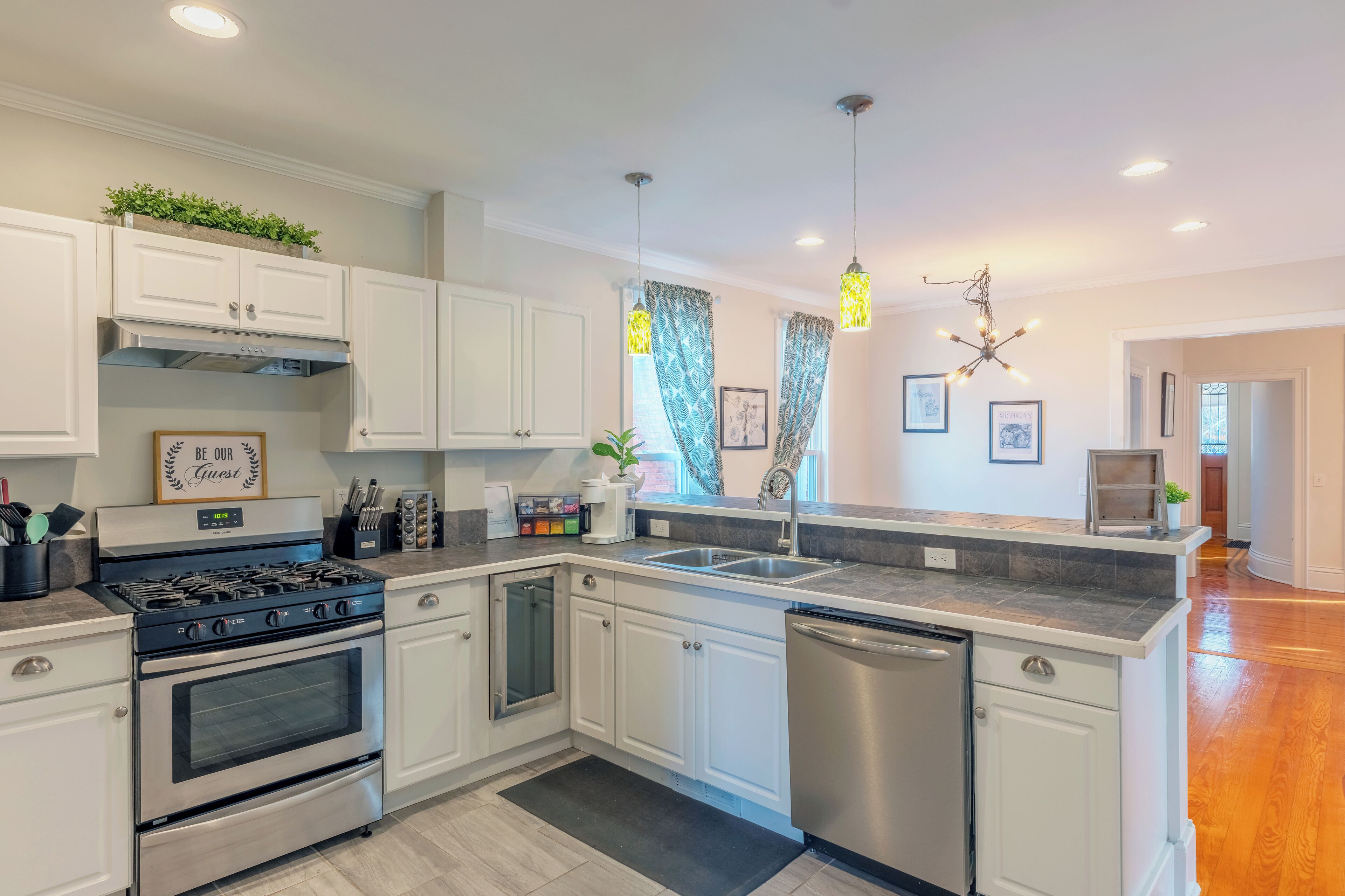 Køleskab, mikrobølgeovn, ovn, kogeplade