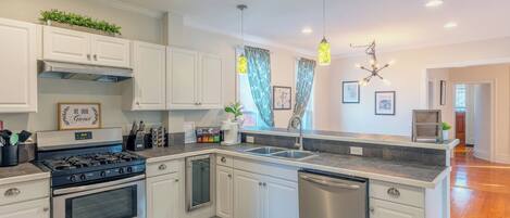 Køleskab, mikrobølgeovn, ovn, kogeplade