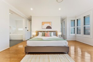Tabla de planchar con plancha, wifi gratis y ropa de cama 