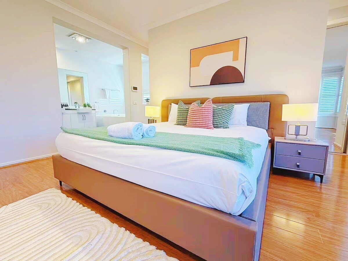 5 bedrooms, iron/ironing board, WiFi (free), bed sheets