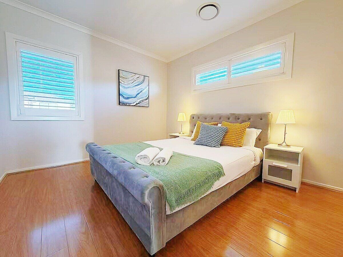 5 bedrooms, iron/ironing board, WiFi (free), bed sheets