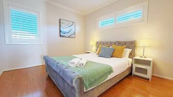 5 bedrooms, iron/ironing board, WiFi (free), bed sheets