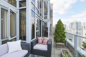 Property grounds - Luxury Downtown PENTHOUSE, 3 Bdrm 2.5 Bthrm,Large Patio, Beside BC Place Stadium (Vancouver)