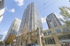 Exterior - Luxury Downtown PENTHOUSE, 3 Bdrm 2.5 Bthrm,Large Patio, Beside BC Place Stadium (Vancouver)