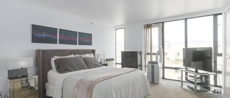 3 habitaciones, tabla de planchar con plancha, wifi y ropa de cama