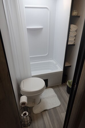 Shower, hair dryer, towels, soap - The Cozy Escape (Brownsville)