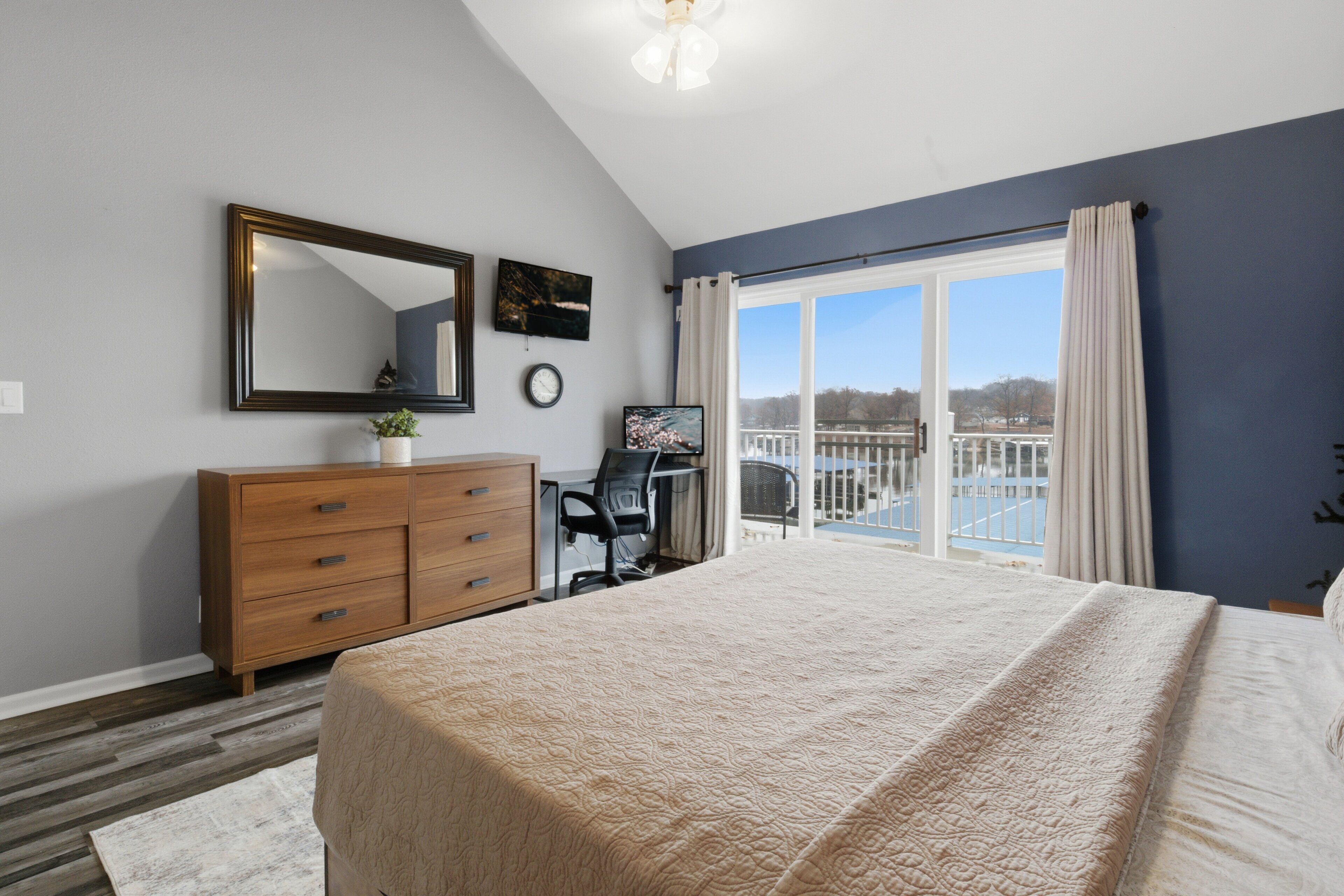 4 bedrooms, desk, iron/ironing board, WiFi (free)