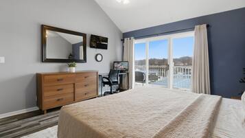 4 bedrooms, desk, iron/ironing board, WiFi (free)