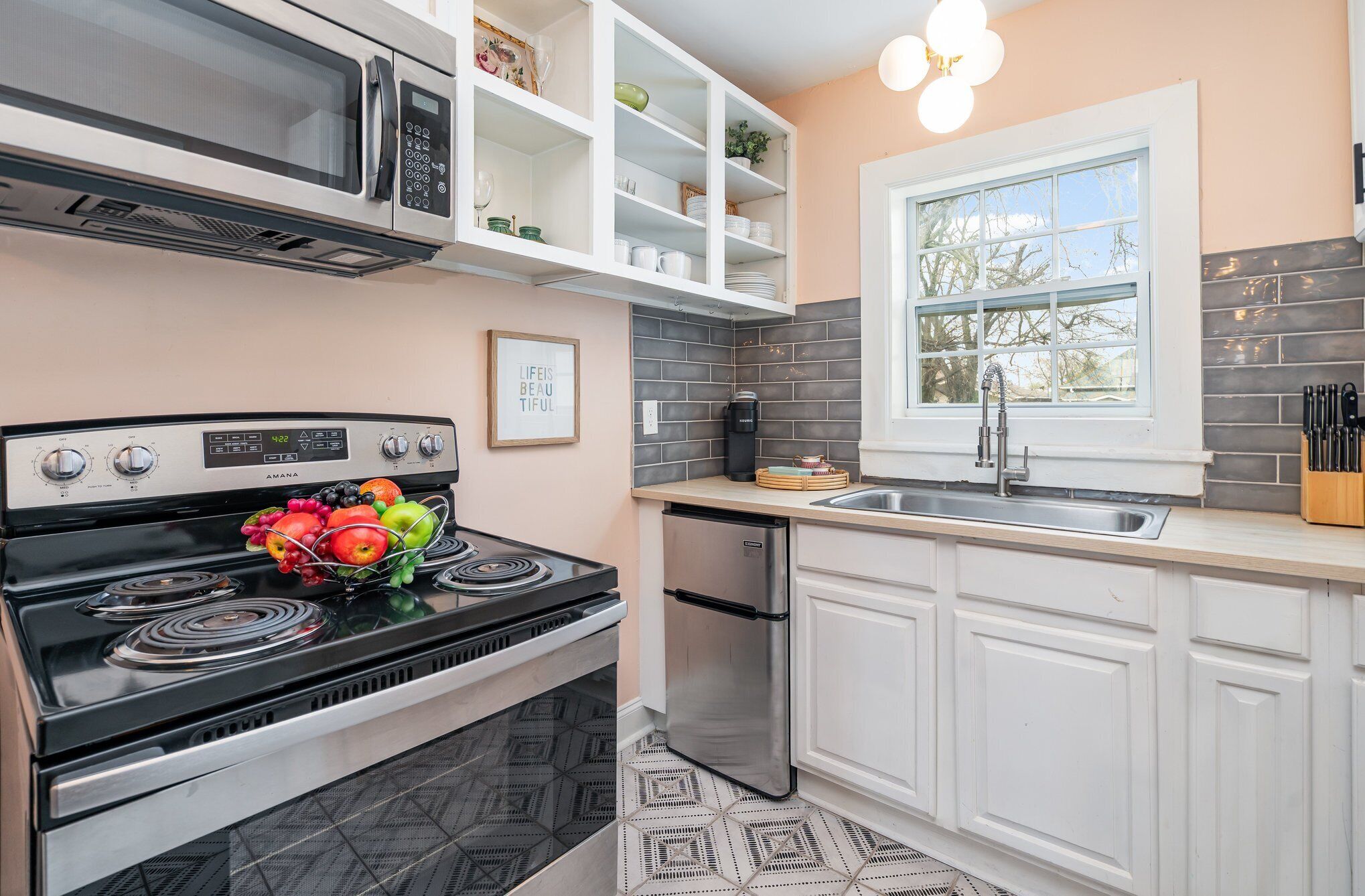 Een magnetron, een oven, een kookplaat, een koffiezetapparaat/waterkoker